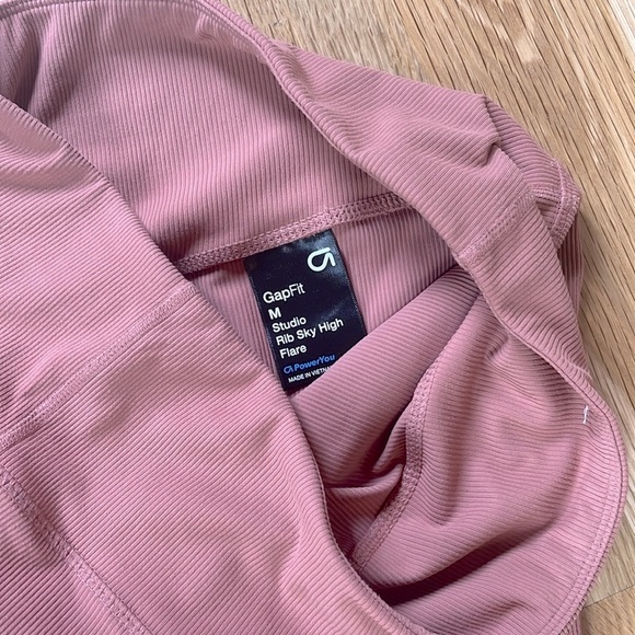 *Last Chance* GapFit Studio Rib Sky High Flare - Picture 4 of 6